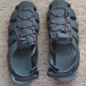 Khombu closed toe sandals 7